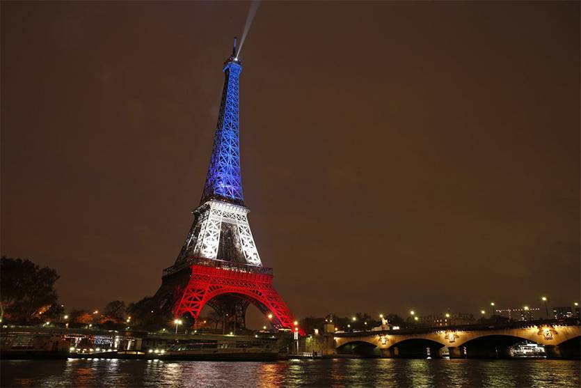 warna Menara Eiffel berubah
