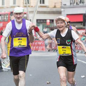 Inspiratif! Pasangan Berusia 80 Tahun Ini Rajin Ikut Maraton