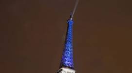 warna Menara Eiffel berubah